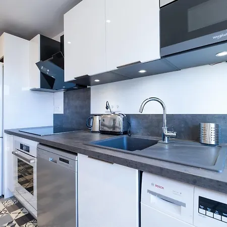 2br 100m From Beaches Terrace & Parking