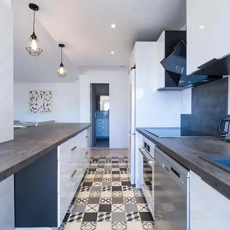 Apartment 2br 100m From Beaches Terrace & Parking